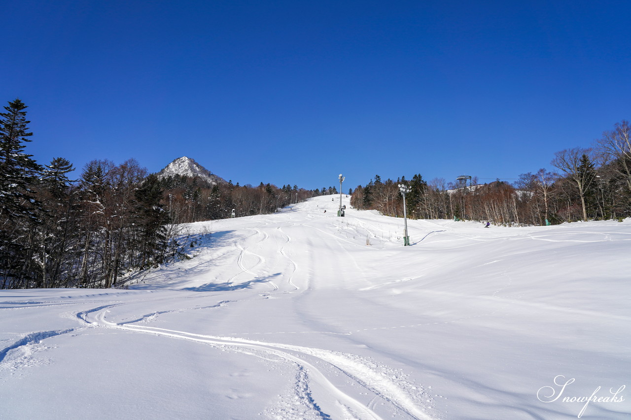 富良野スキー場 積雪100cm、オープン初日から滑走距離3,400ｍのロングダウンヒルが可能！最高のコンディションでシーズン開幕です♪